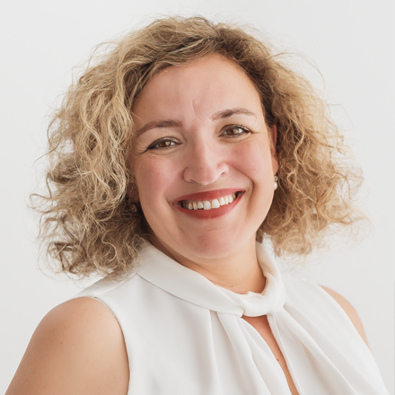 S.ª D.ª Maria Lourdes Caselles Domenech