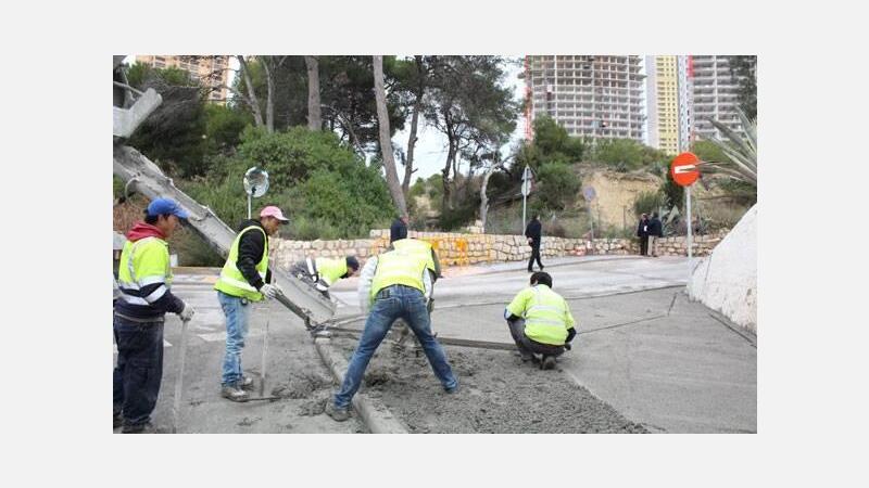 El Ayuntamiento actúa en la calle Murtal para completar el enlace peatonal con Villajoyosa y Santander