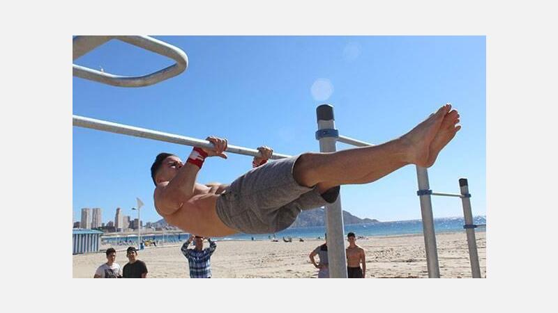 La zona deportiva de Poniente dedicada a la práctica de la calistenia, a pleno rendimiento