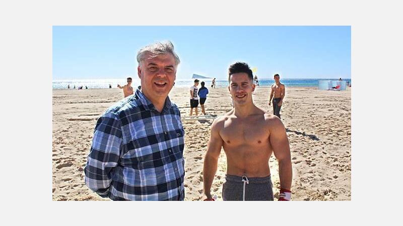 La zona deportiva de Poniente dedicada a la práctica de la calistenia, a pleno rendimiento