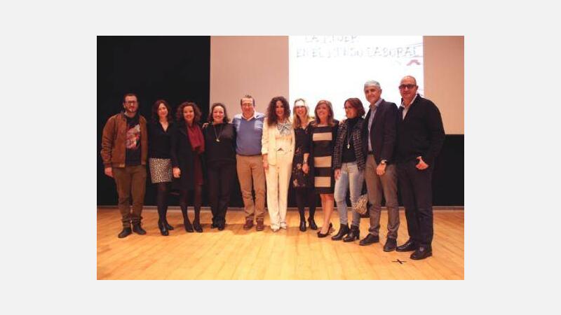 La estilista Cristina Rodríguez llena el salón de actos con su conferencia 