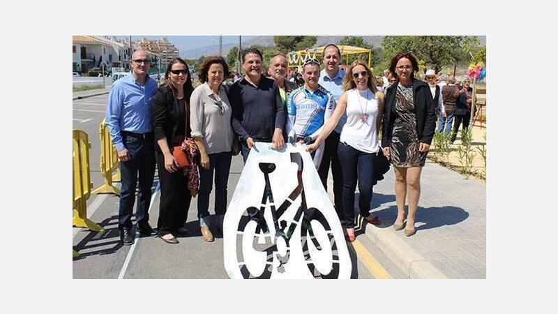 Los niños de Els Tolls pintan de rojo el nuevo carril bici en un día de fiesta y convivencia vecinal