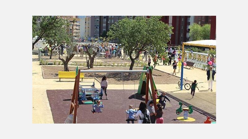 Los niños de Els Tolls pintan de rojo el nuevo carril bici en un día de fiesta y convivencia vecinal