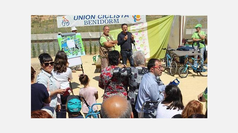 Los niños de Els Tolls pintan de rojo el nuevo carril bici en un día de fiesta y convivencia vecinal