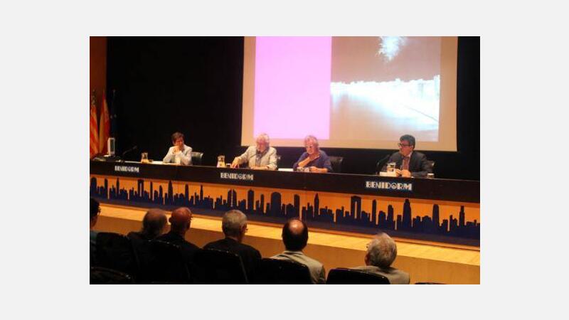 Expertos y artistas exaltan las virtudes de Benidorm presentándola como una ciudad “bella e interesante” a la vez