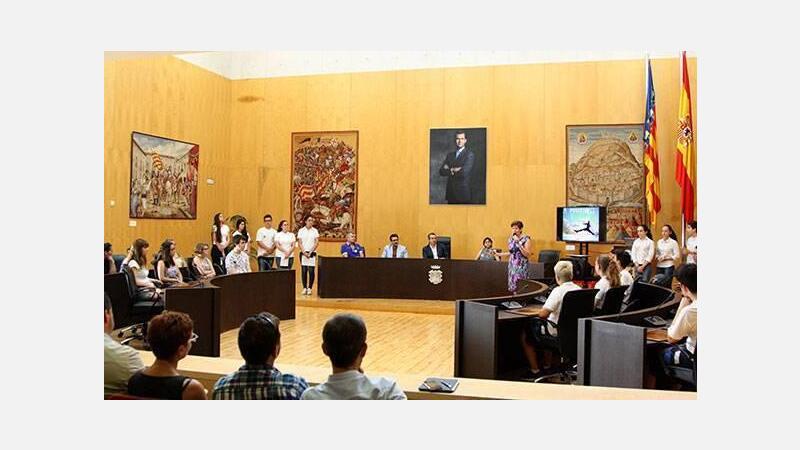 Estudiantes de Benidorm presentan un proyecto para romper con el turismo de excesos y apostar por el ocio saludable