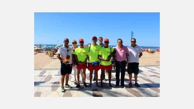 La empresa de las playas reparte cono-ceniceros para evitar colillas y mantener limpia la arena