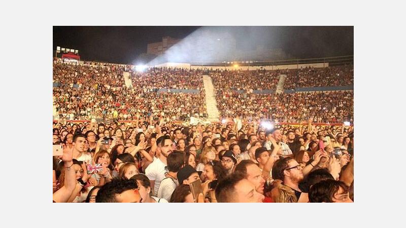 5.000 personas viven el ‘Quítate las gafas’ de Melendi en la Plaza de Toros de Benidorm