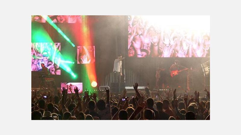 5.000 personas viven el ‘Quítate las gafas’ de Melendi en la Plaza de Toros de Benidorm