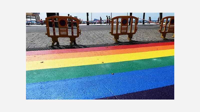 Benidorm instala sus primeros semáforos igualitarios coincidiendo con la semana del orgullo