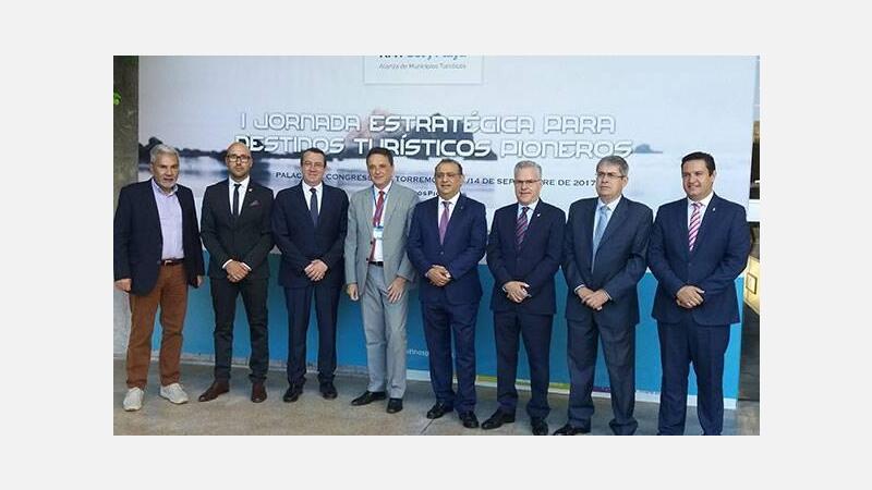 El alcalde sitúa la innovación tecnológica como clave para la reconversión de destinos pioneros