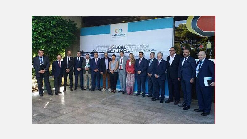 El alcalde sitúa la innovación tecnológica como clave para la reconversión de destinos pioneros
