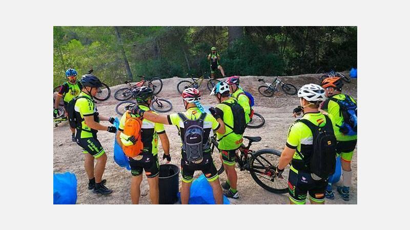 ‘Clean up the World’ recoge más de una tonelada de basura en la partida del Moralet de Benidorm