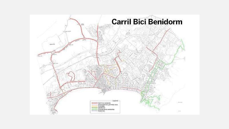 Un millar de personas celebran el Día de la Bicicleta recorriendo los carriles bici de Benidorm que ya suman 52 km