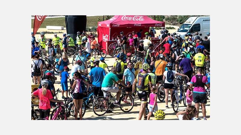 Un millar de personas celebran el Día de la Bicicleta recorriendo los carriles bici de Benidorm que ya suman 52 km