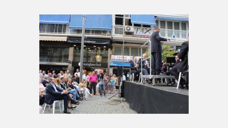 Más de 300 personas asisten al concierto de la ‘Societat Musical l’Illa de Benidorm’ en la calle Gambo