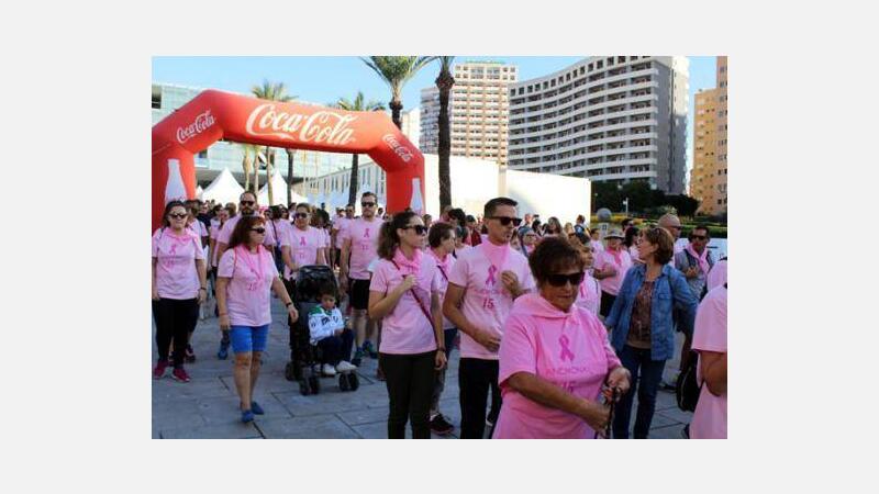 Una gran ‘marea rosa’ solidaria de Anémona concentra a más de 3.000 personas en Benidorm