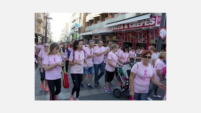 Una gran ‘marea rosa’ solidaria de Anémona concentra a más de 3.000 personas en Benidorm