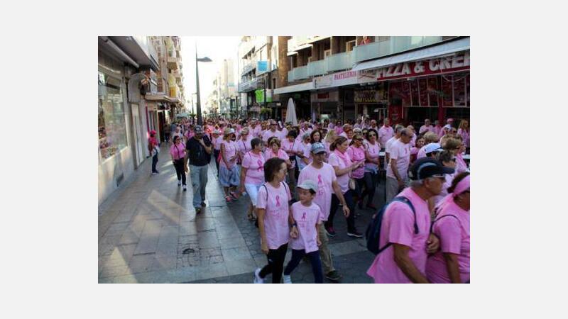 Una gran ‘marea rosa’ solidaria de Anémona concentra a más de 3.000 personas en Benidorm