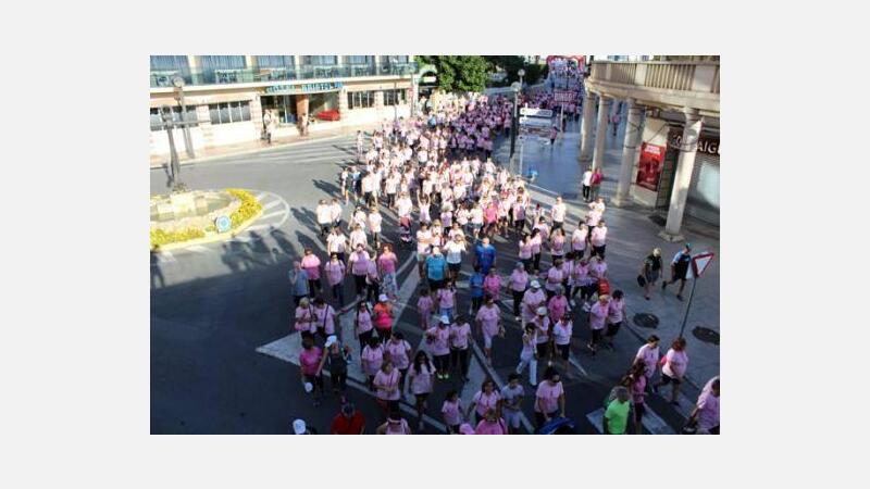 Una gran ‘marea rosa’ solidaria de Anémona concentra a más de 3.000 personas en Benidorm