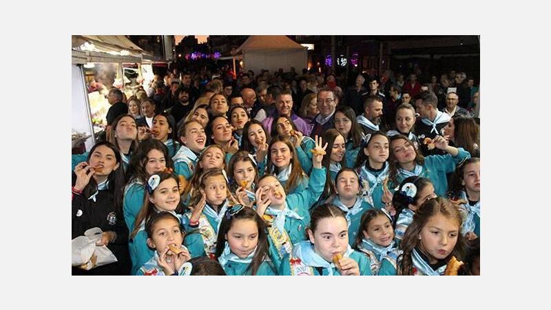 El encendido del alumbrado artístico ilumina el arranque de las Fiestas Mayores Patronales