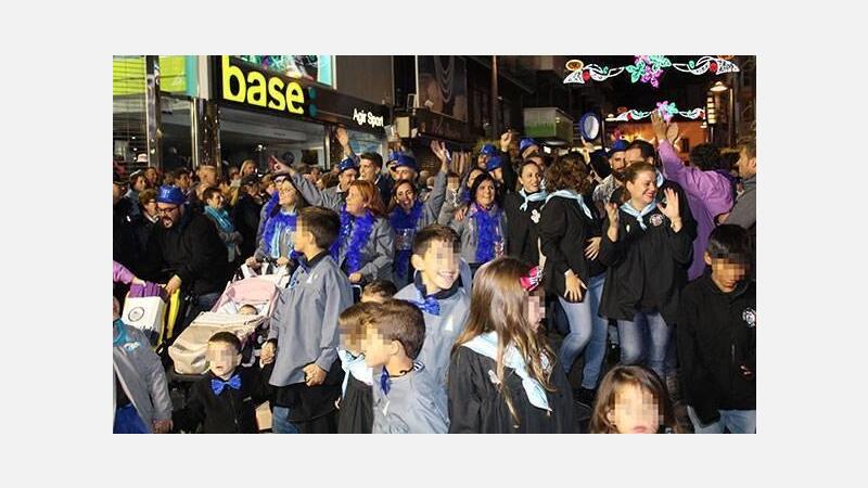 Casi 4.000 festeros desfilan en la Entrada de Peñas, antesala de las Festes Majors Patronals 