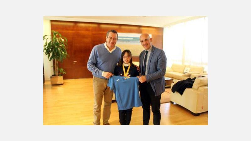 Medallistas de natación y Cable Ski, visitan la Alcaldía