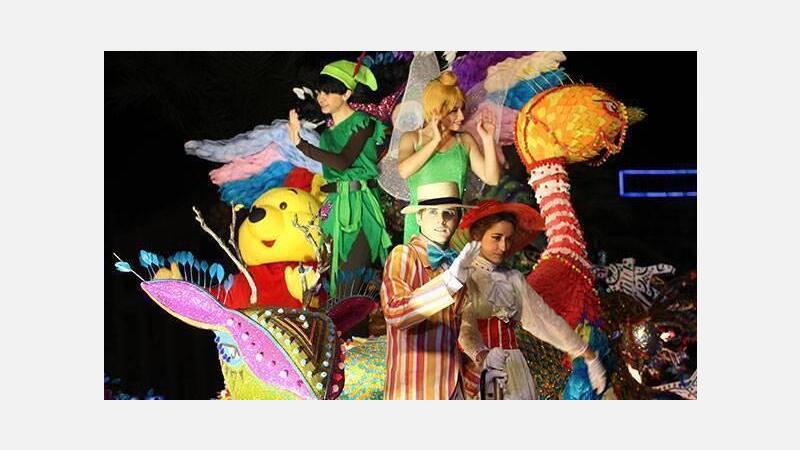 Miles de niños dan la bienvenida a Melchor, Gaspar y Baltasar en Benidorm