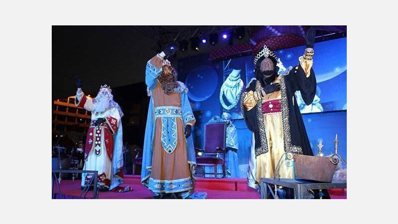Miles de niños dan la bienvenida a Melchor, Gaspar y Baltasar en Benidorm