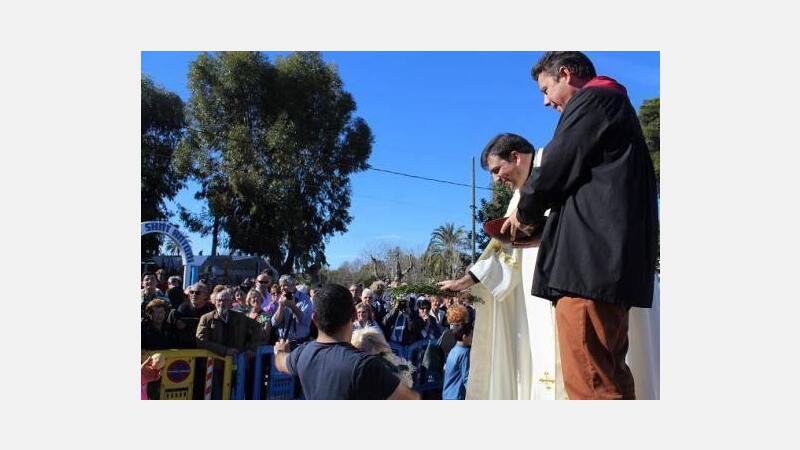 Centenares de personas asisten en la ermita a la tradicional bendición de animales de Sant Antoni