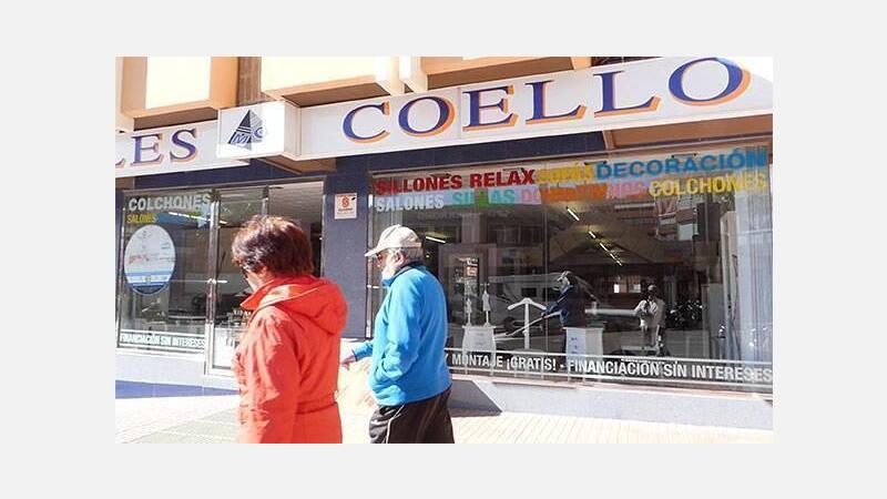 ‘Benidorm fet a mà’ graba los comercios tradicionales de la avenida Beniardà