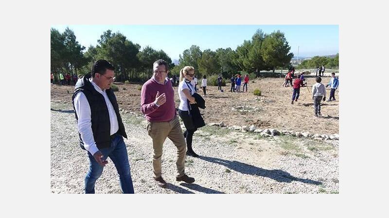 Alumnos de 5 de Primaria plantan 450 ejemplares en el Día del Árbol