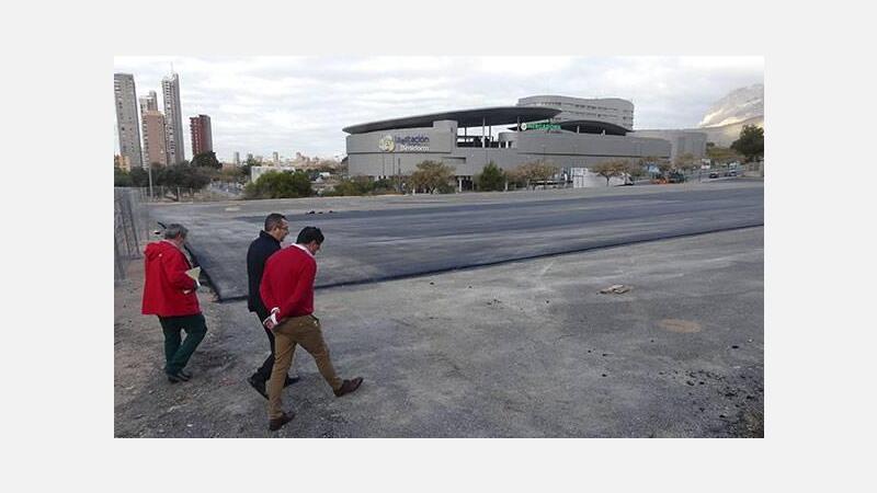 El Ayuntamiento acondiciona una parcela de 9.000 m2 como aparcamiento libre en Els Tolls