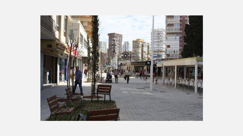 Benidorm culmina las obras de peatonalización y renovación de la calle del Doctor Pérez Llorca