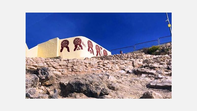 Nueva señalización para dar la bienvenida a los visitantes del Tossal de la Cala
