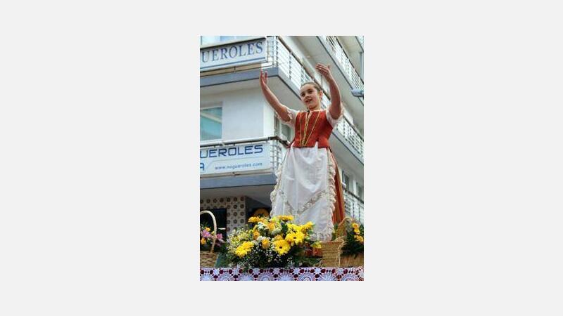 La niña Ana Ruso Berenguer recita un verso a la Santa Creu con motivo de la Festa de la Creu