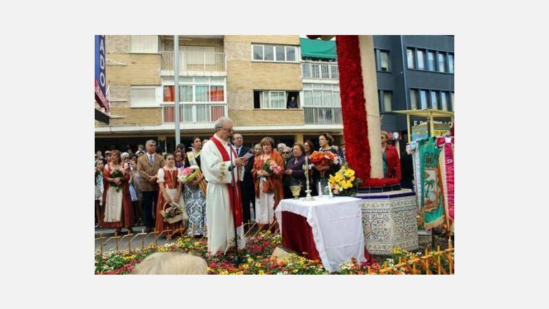 La niña Ana Ruso Berenguer recita un verso a la Santa Creu con motivo de la Festa de la Creu