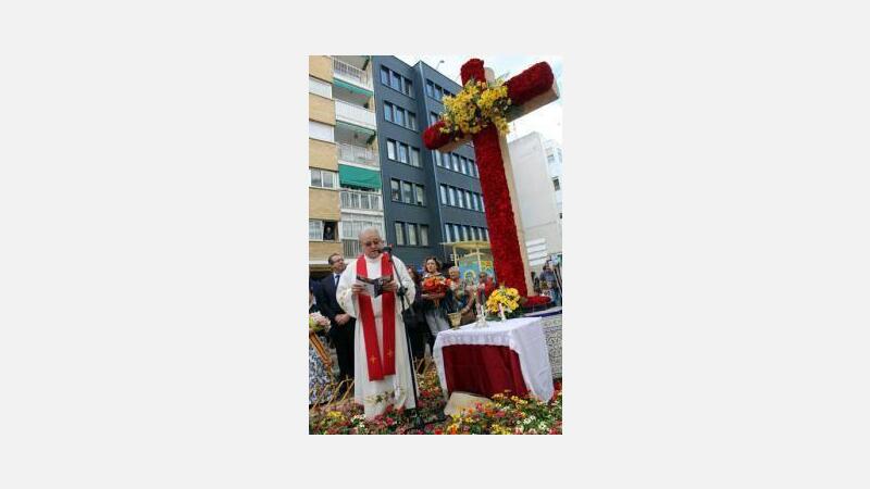 La niña Ana Ruso Berenguer recita un verso a la Santa Creu con motivo de la Festa de la Creu