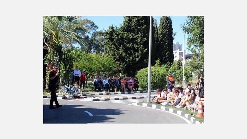 300 Alumnos de Secundaria de Benidorm aprenden cómo afrontar un accidente de tráfico