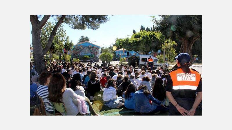 300 Alumnos de Secundaria de Benidorm aprenden cómo afrontar un accidente de tráfico