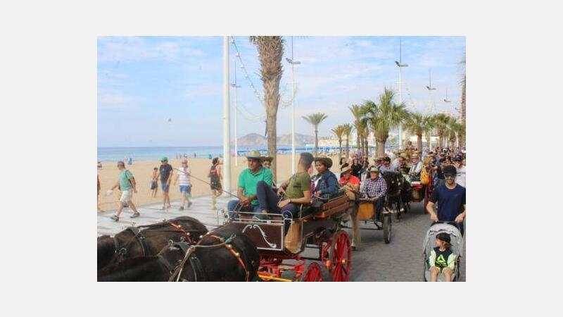 La Romería de San Isidro pasea por la playa la tradición de la huerta