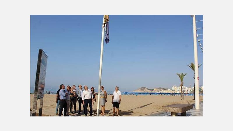 Las playas de Benidorm ya lucen sus nuevas banderas Q de Calidad Turística