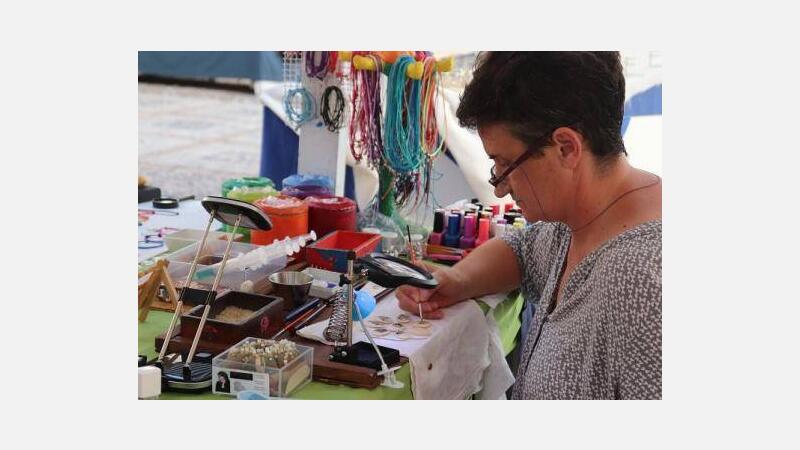 Cerca de una treintena de artistas y artesanos llenan las plazas del casco antiguo en ‘Les nits del Castell’