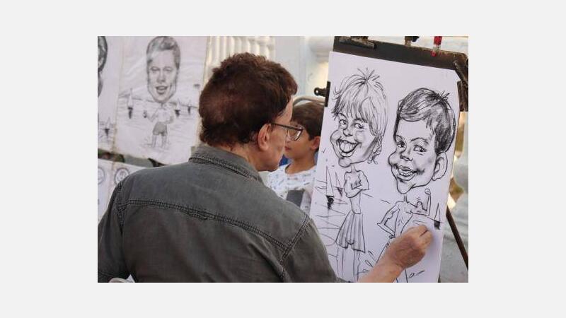 Cerca de una treintena de artistas y artesanos llenan las plazas del casco antiguo en ‘Les nits del Castell’