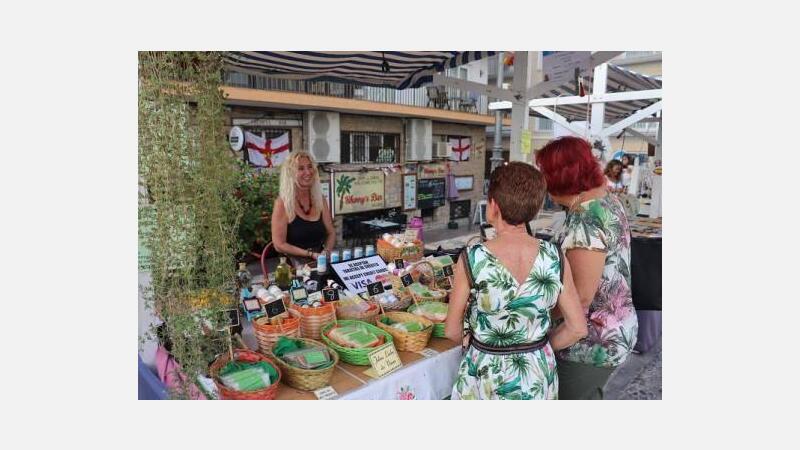 Cerca de una treintena de artistas y artesanos llenan las plazas del casco antiguo en ‘Les nits del Castell’