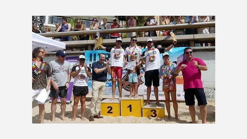 Más de 250 nadadores participan en la II Travesía Heartbreak a la playa de Levante de Benidorm 