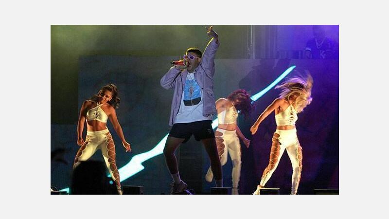 Más de 9.000 jóvenes disfrutan del Reggaeton Beach Festival en el Guillermo Amor