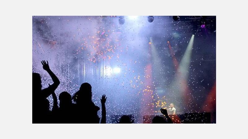 Más de 9.000 jóvenes disfrutan del Reggaeton Beach Festival en el Guillermo Amor