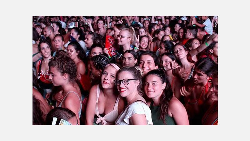Más de 9.000 jóvenes disfrutan del Reggaeton Beach Festival en el Guillermo Amor