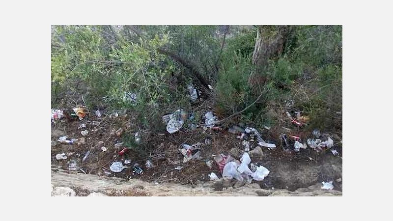 Brigadas municipales limpian en el entorno del Parque Natural para prevenir inundaciones e incendios